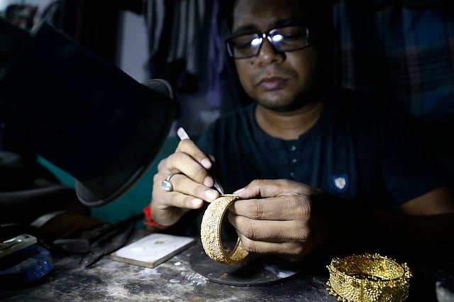 রাজধানীর বিভিন্ন নামকরা জুয়েলারি দোকানের ফরমাশ অনুযায়ী কাজ করেন তাঁরা