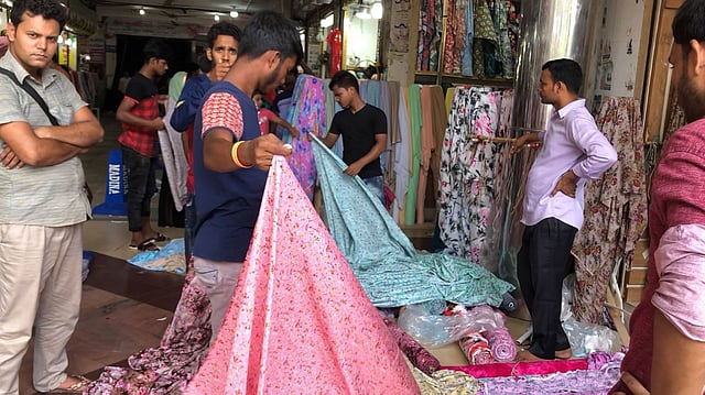 নবাবপুরে বাজারে কেনাবেচায় ব্যস্ত ক্রেতা-বিক্রেতারা। ছবি: প্রথম আলো