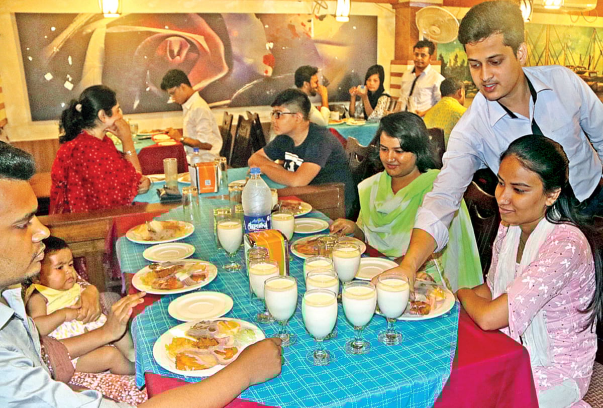 ইফতারে প্রসিদ্ধ টক দইয়ের ঘোল। গতকাল সন্ধ্যায় বগুড়ার জলেশ্বরীতলার একটি রেস্তোরাঁয়। ছবি: সোয়েল রানা