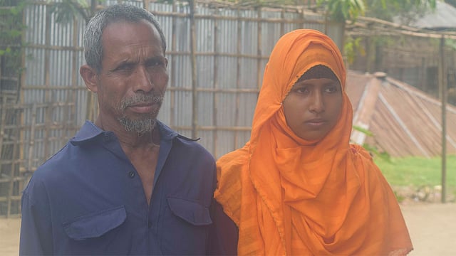 বাবার সঙ্গে আয়েশা সিদ্দিকা আক্তার। ছবি: প্রথম আলো