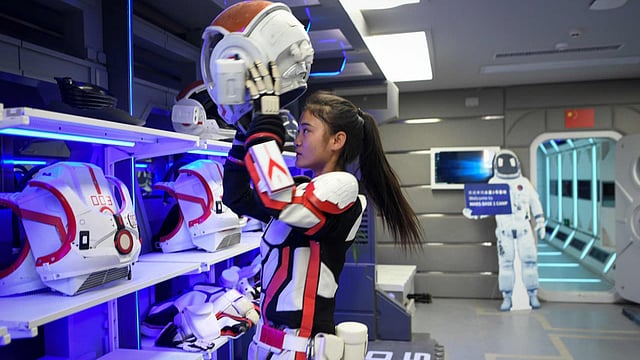 মার্স বেজ ১–এ একজন গাইড মহাকাশ স্যুট পরছেন। ছবি: এএফপি