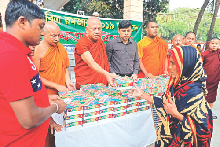 প্রতিদিন ২০০ রোজাদারকে ইফতারি দেয় সবুজবাগের ধর্মরাজিক বৌদ্ধ মহাবিহার কর্তৃপক্ষ।  রমজান মাসজুড়ে চলবে এ কার্যক্রম।  ছবি: দীপু মালাকার
