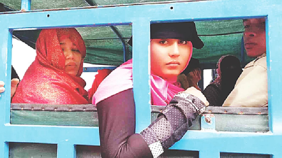 আশ্রয়শিবির থেকে মালয়েশিয়ায় পাচারের সময় পুলিশের হাতে উদ্ধার রোহিঙ্গা তরুণী। গত ২৮ এপ্রিল টেকনাফের সাবরাং এলাকায়। ছবি: প্রথম আলো