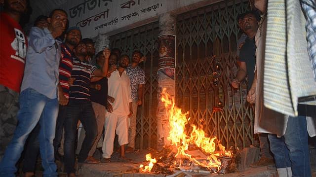 জি এম সিরাজকে বগুড়া জেলা বিএনপির আহ্বায়ক করার প্রতিবাদে একাংশের নেতা–কর্মীরা দলীয় কার্যালয়ের সামনে আগুন ধরিয়ে প্রতিবাদ জানান। ছবি: সোয়েল রানা