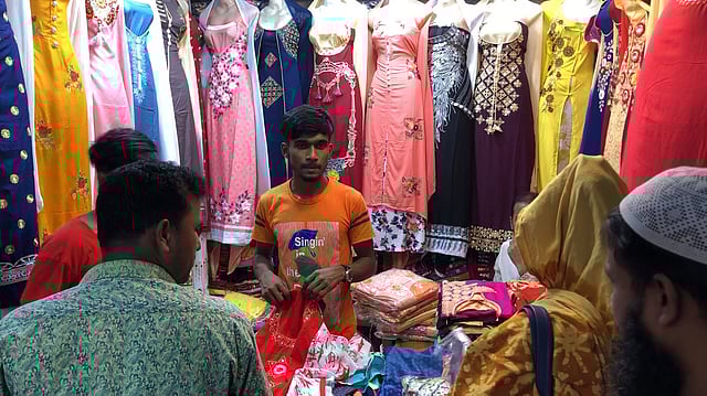 নবাবপুরে বাজারে কেনাবেচায় ব্যস্ত ক্রেতা-বিক্রেতারা। ছবি: প্রথম আলো