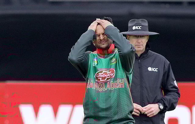 ধারণা করা হচ্ছে, আগে থেকেই পিঠে কিছুটা অস্বস্তি অনুভব করছিলেন সাকিব। তাই ফিফটির পরপরই মাঠ ছেড়ে বেরিয়ে আসেন। ছবি: এএফপি
