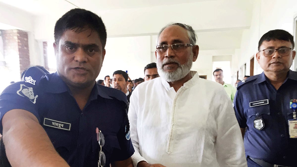 বিএনপির কেন্দ্রীয় ভাইস চেয়ারম্যান ও সাবেক উপমন্ত্রী আবদুস সালাম পিন্টুকে আজ বৃহস্পতিবার টাঙ্গাইল বিচারিক হাকিম আদালতে হাজির করা হয়। ছবি: সংগৃহীত