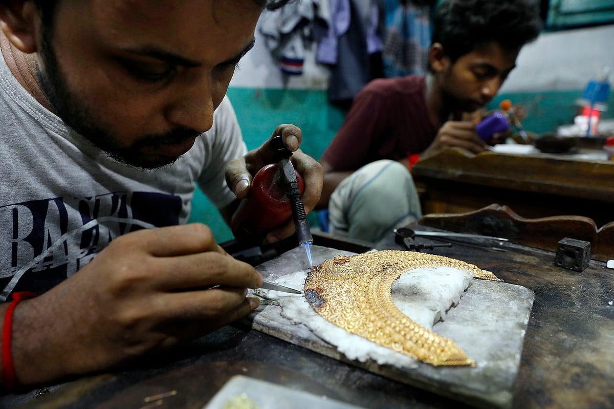 গলার হার বানাচ্ছেন এক স্বর্ণকার