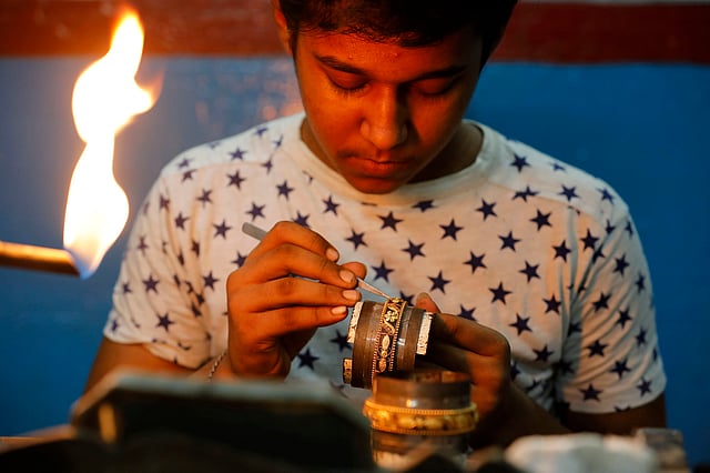 চুরি তৈরি করছেন একজন