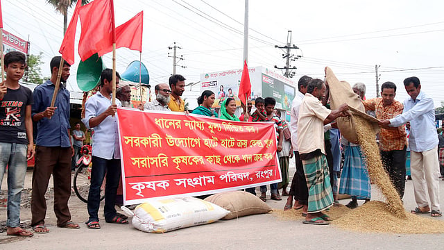 রংপুর নগরের সাতমাথা এলাকায় ধানের ন্যায্য মূল্যের দাবিতে কৃষক সংগ্রাম পরিষদের আয়োজনে মানববন্ধন, সমাবেশ ও মহাসড়কে ধান ফেলে দেওয়া কর্মসূচি পালিত। সাতমাথা, রংপুর, ১৬ মে। ছবি: মঈনুল ইসলাম