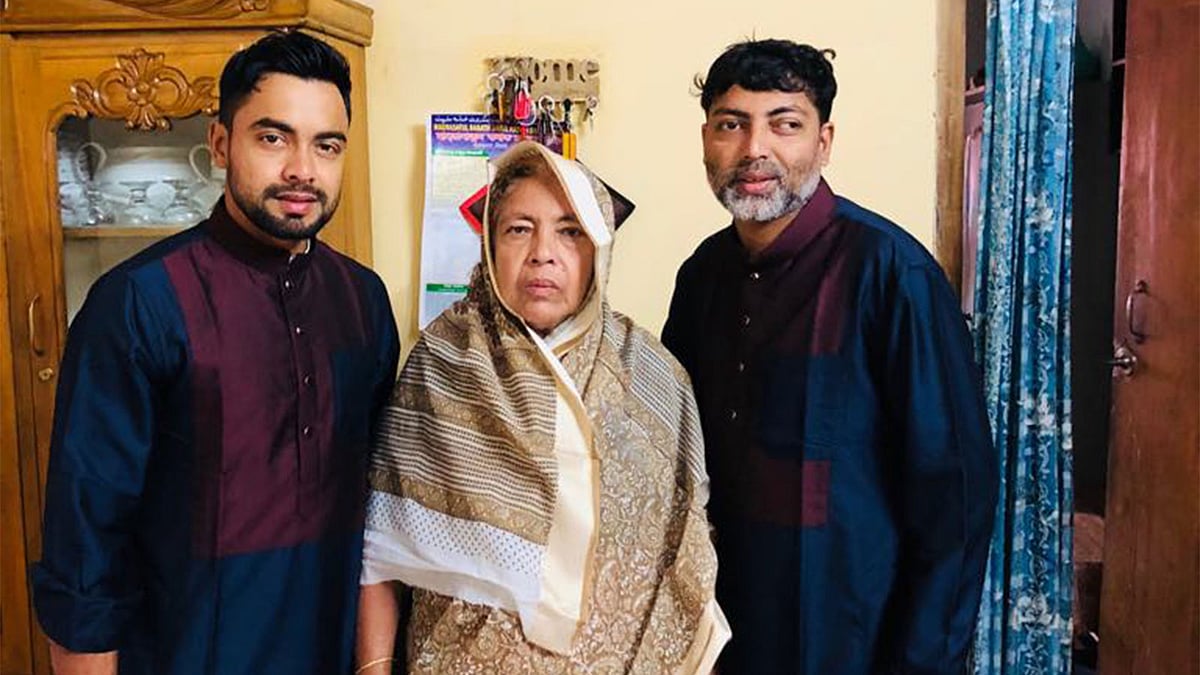 মা ও ভাইয়ের সঙ্গে আবু জায়েদ (বামে)। ছবি: সংগৃহীত