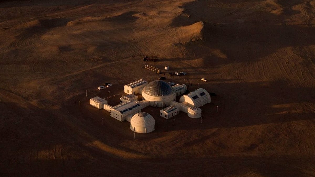 চীনের উত্তর-পশ্চিমাঞ্চলের গানসু প্রদেশে মরুময় পাহাড়ে ঘেরা মঙ্গল গ্রহবিষয়ক ক্যাম্প মার্স বেজ ১। ছবি: এএফপি