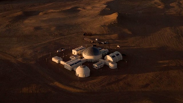 চীনের উত্তর-পশ্চিমাঞ্চলের গানসু প্রদেশে মরুময় পাহাড়ে ঘেরা মঙ্গল গ্রহবিষয়ক ক্যাম্প মার্স বেজ ১। ছবি: এএফপি