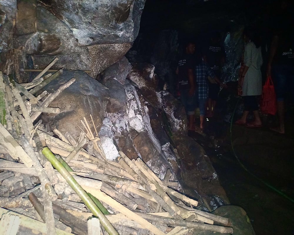 আলুটিলা গুহার ভেতর পড়ে আছে মশাল। ছবি: জয়ন্তী দেওয়ান