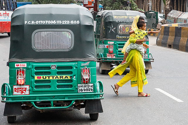কোলে থাকা ছোট্ট শিশুটিও রাস্তা পার হওয়ার সময় হাত উঁচিয়ে যানবাহনকে থামার সংকেত দিচ্ছে।