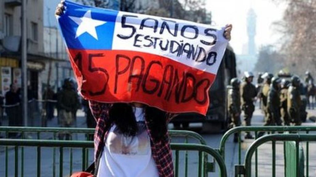 ২০১১ সাল থেকে শিক্ষাব্যবস্থায় পরিবর্তন আনার জন্য প্রতিবাদ করছে চিলির শিক্ষার্থীরা। ছবি: এএফপি
