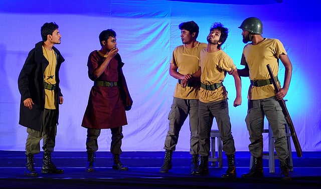 নাটকে যুদ্ধ আর সাহসিকার জীবনের গল্প সমান্তরালে এগিয়ে যায়