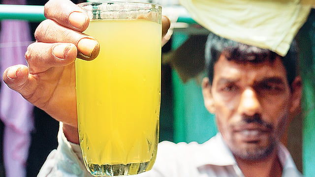 গ্লাসে শরবত নয়, ওয়াসার পানি। রাজধানীর পূর্ব জুরাইনের পাটেরবাগ এলাকার পানিতে ময়লা। গতকাল দুপুরে।  ছবি: হাসান রাজা