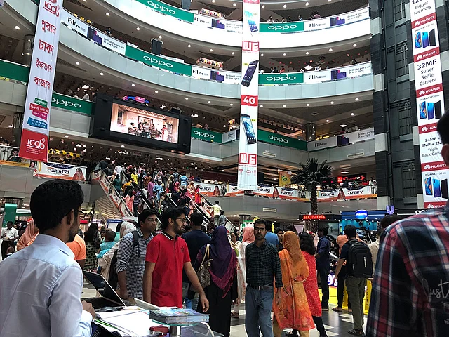 ঈদের কেনাকাটায় উপচে পড়া ভিড়। বসুন্ধরা সিটি, ঢাকা, ১৭ মে। ছবি: প্রথম আলো