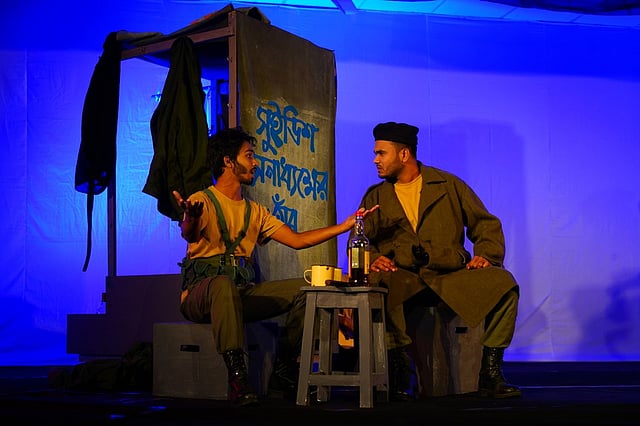জগন্নাথ বিশ্ববিদ্যালয়ের নাট্যকলা বিভাগের শিক্ষার্থীরা এই নাটকে অভিনয় করেছেন