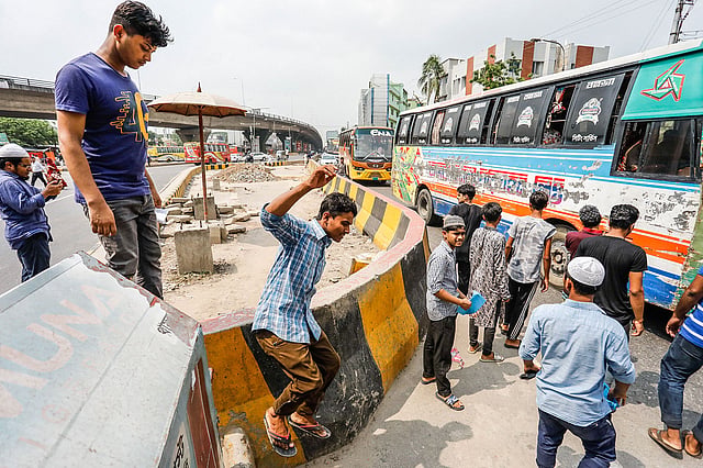দল বেঁধে নিয়ম ভাঙার খেলা।