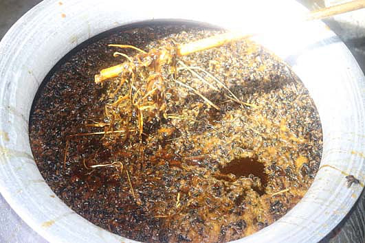 কারখানা থেকে জব্দ করা খাওয়ার অনুপযোগী গুড়। ছবি: প্রথম আলো।