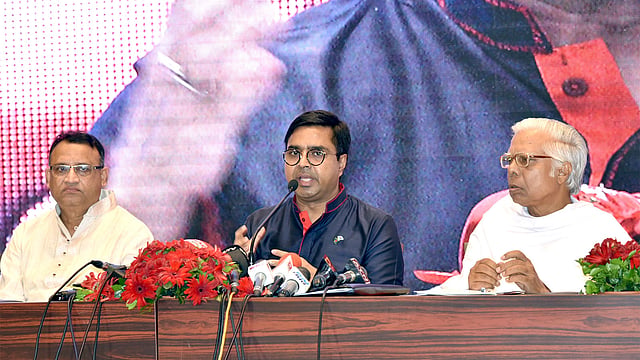 সংবাদ সম্মেলনে কথা বলছেন ঢাকা দক্ষিণ সিটি করপোরেশনের (ডিএসসিসি) মেয়র মোহাম্মদ সাঈদ খোকন। ঢাকা, ১৭ মে। ছবি: মুসা আহমেদ