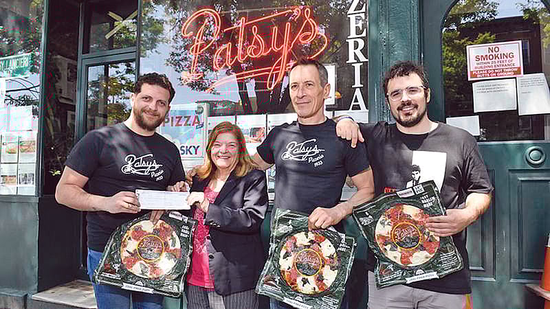 ফিরে পাওয়া চেক হাতে ৭৯ বছর বয়সী অবসরপ্রাপ্ত নারী বিনাকর