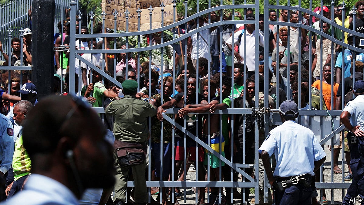 সলোমন দ্বীপপুঞ্জের পার্লামেন্টের ফটকে বিক্ষুব্ধ লোকজন। ছবি: এএফপি