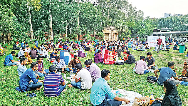 প্রতিদিন বিকেলে ঢাকা বিশ্ববিদ্যালয়ের টিএসসিতে জমে ওঠে ইফতারের আয়োজন।  প্রথম আলো