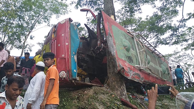 বাগেরহাট-মাওয়া মহাসড়কে আজ শনিবার সকালে বাস খাদে পড়ে যাত্রী ও পথচারীসহ ছয়জন নিহত হয়েছেন। ছবি: প্রথম আলো