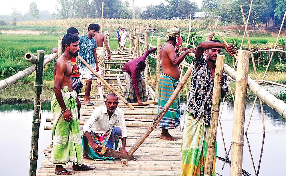 বগুড়ার শেরপুরে গ্রামবাসীর স্বেচ্ছাশ্রমে করতোয়া নদীর ওপর বাঁশের সাঁকো। গত শনিবার উপজেলার ধড়মোকাম পূর্বপাড়া গ্রাম এলাকায়। প্রথম আলো