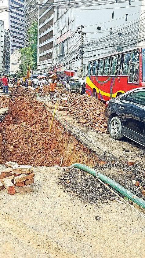নগরীর দিলকুশায় এভাবেই চলছে  খোঁড়াখুঁড়ি। সম্প্রতি তোলা ছবি।  প্রথম আলো