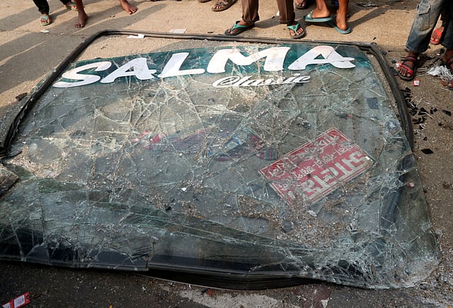 সালমা এন্টারপ্রাইজের দুর্ঘটনাকবলিত বাসটির সামনের কাচ ভেঙে মাটিতে পড়ে আছে। বাসটি ঢাকা থেকে জয়পুরহাট হয়ে হিলিতে যাচ্ছিল।