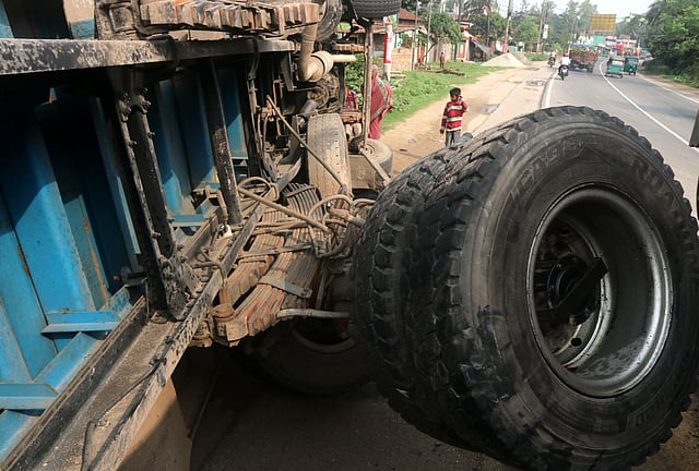 দুর্ঘটনাকবলিত ট্রাক।