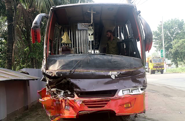 দুর্ঘটনাকবলিত বাস। সামনের অংশ দুমড়েমুচড়ে গেছে।