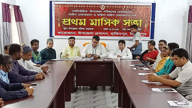 হাকিমপুর উপজেলা পরিষদ চেয়ারম্যান হিসেবে দায়িত্ব গ্রহণ করেন হারুন উর রশিদ। দিনাজপুর, ১৯ মে। ছবি: প্রথম আলো