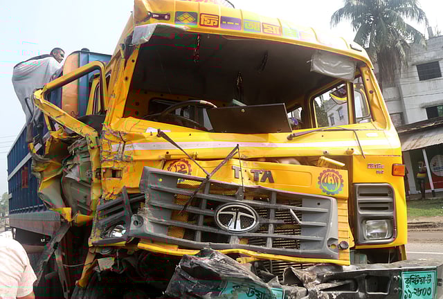 দুর্ঘটনাস্থলে দাঁড়িয়ে আছে ট্রাকটি। সামনের অংশ দুমড়েমুচড়ে গেছে। ট্রাকটি পঞ্চগড় থেকে পাথর নিয়ে ঢাকায় যাচ্ছিল।