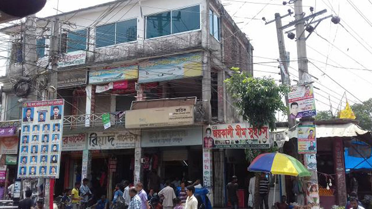 উপজেলা মুক্তিযোদ্ধা কমপ্লেক্স ঘেঁষে দুটি দোকানের মালিকানা দাবি করে ইউএনওর বিরুদ্ধে মামলা করেছিলেন সাবেক সাংসদ। প্রথম আলো ফাইল ছবি