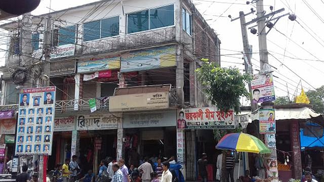 উপজেলা মুক্তিযোদ্ধা কমপ্লেক্স ঘেঁষে দুটি দোকানের মালিকানা দাবি করে ইউএনওর বিরুদ্ধে মামলা করেছিলেন সাবেক সাংসদ। প্রথম আলো ফাইল ছবি