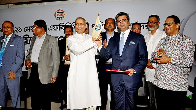 নতুন সভাপতি শেখ ফজলে ফাহিমের হাতে এফবিসিসিআইয়ের পতাকা তুলে দিচ্ছেন বিদায়ী সভাপতি শফিউল ইসলাম মহিউদ্দিন। আজ রাজধানীর ফেডারেশন ভবনে। ছবি: এফবিসিসিআইয়ের সৌজন্যে