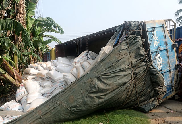ট্রাকে থাকা মুরগির খাবার রাস্তায় পড়ে নষ্ট হয়ে গেছে।