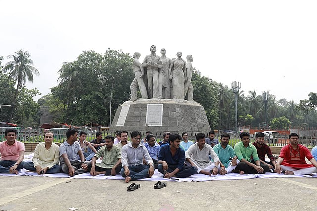 ঢাকা বিশ্ববিদ্যালয়ের রাজু ভাস্কর্যের সামনে অনশনে ছাত্রলীগের পদবঞ্চিতদের একাংশ। রাজু ভাস্কর্য, ঢাকা, ১৯ মে। ছবি: শুভ্র কান্তি দাশ