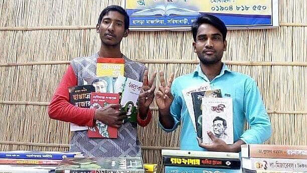 প্রত্যন্ত গ্রামাঞ্চলের মানুষের মধ্য বই পড়ার অভ্যাস গড়ে তুলতেই জামালপুরের সরিষাবাড়ী উপজেলায় শহীদ মিলন স্মৃতি পাঠাগারের যাত্রা শুরু। ছবি: সংগৃহীত