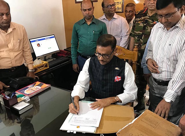 দীর্ঘদিন চিকিৎসা শেষে দেশে ফেরার পর আজ রোববার সড়ক পরিবহন ও সেতু মন্ত্রণালয়ে অফিস করেন মন্ত্রী ওবায়দুল কাদের। বাংলাদেশ সচিবালয়, ঢাকা, ১৯ মে। ছবি: আনোয়ার হোসেন