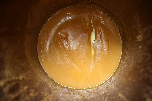 এই জার থেকে নিম্নমানের ঘি যায় বয়ামে।