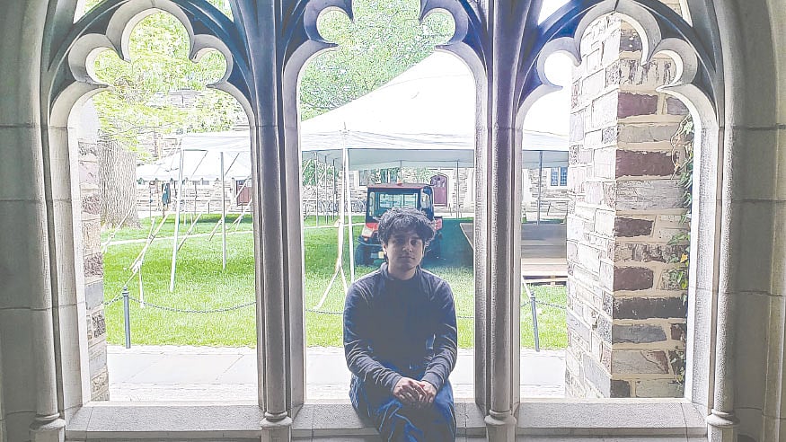 প্রিন্সটন ইউনিভার্সিটি প্রাঙ্গণে তওসীফ আহসান। ছবি: সংগৃহীত