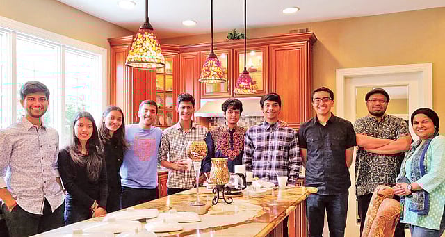 বাঙালি বিজ্ঞানী জাহিদ হাসানের (ডান থেকে দ্বিতীয়) সঙ্গে প্রিন্সটনের বাংলাদেশি শিক্ষার্থীরা। ছবি: সংগৃহীত