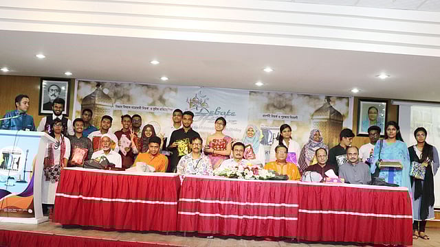 বিজ্ঞানভিক্তিক বক্তৃতা ও সাধারণ জ্ঞান প্রতিযোগিতায় অতিথিদের সঙ্গে বিজয়ীরা। ছবি: সংগৃহীত