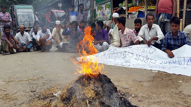 ধানের ন্যায্যমূল্য না পাওয়ায় সড়কে ধান পুড়িয়ে প্রতিবাদ করেছেন কৃষকেরা। কিশোরগঞ্জ, ১৯ মে। ছবি: প্রথম আলো